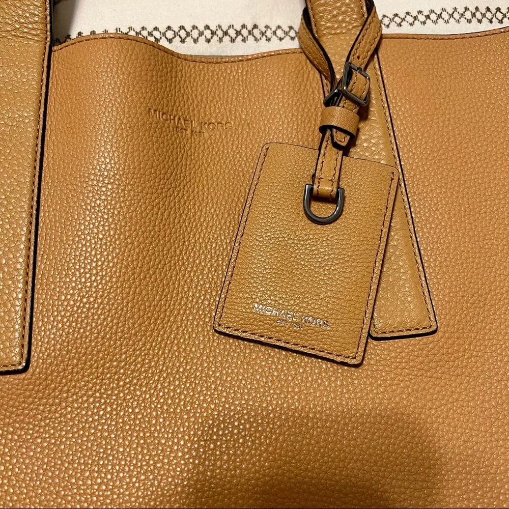 Authentic Michael Kors Men’s Mason Pebbled Leather Reversible Suede Tote Bag
